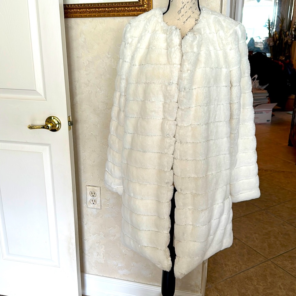 White faux fur coat BBDakota NWT Steve Madden LIGHT WEIGHT fur feels like mink